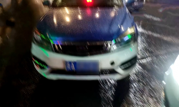 雨天溅水引纠纷 两车上演“速度与激情”