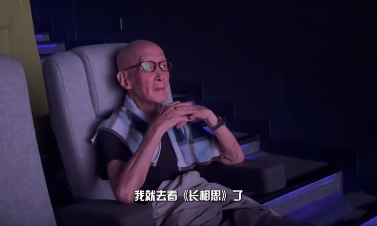 92岁老人痴迷电影 拄着拐杖去打卡
