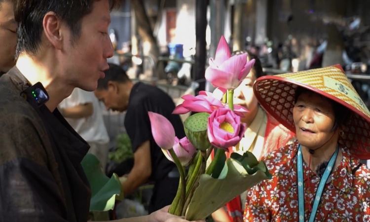 在荷花市集遇见美好 专业花艺师现场教授花农扎花手法