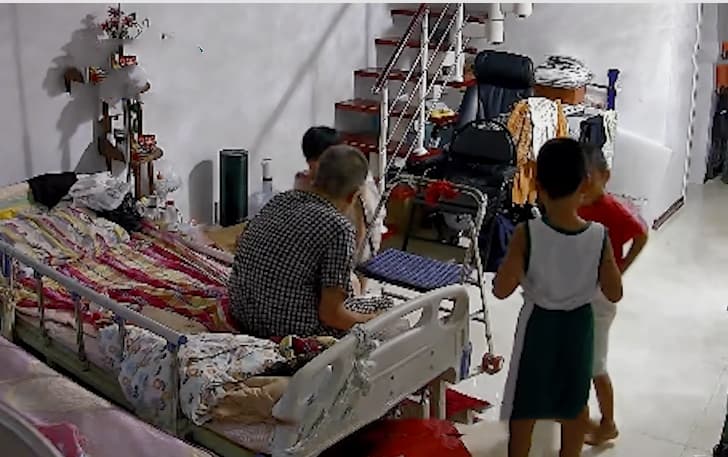 太姥姥摔倒3个小曾孙一齐赶来