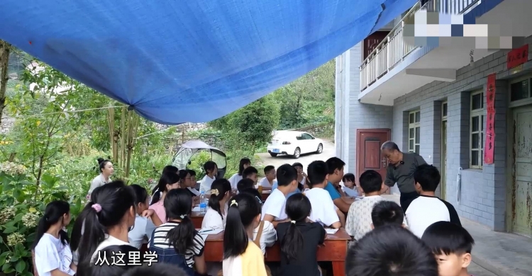 粉笔的温度！7旬教授的坝坝英语课在山坳里燃了12年