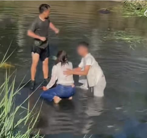 大哥在小车沉没前救出一对母子