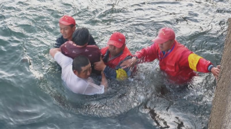 他们上一秒拍照下一秒冲入海里救人