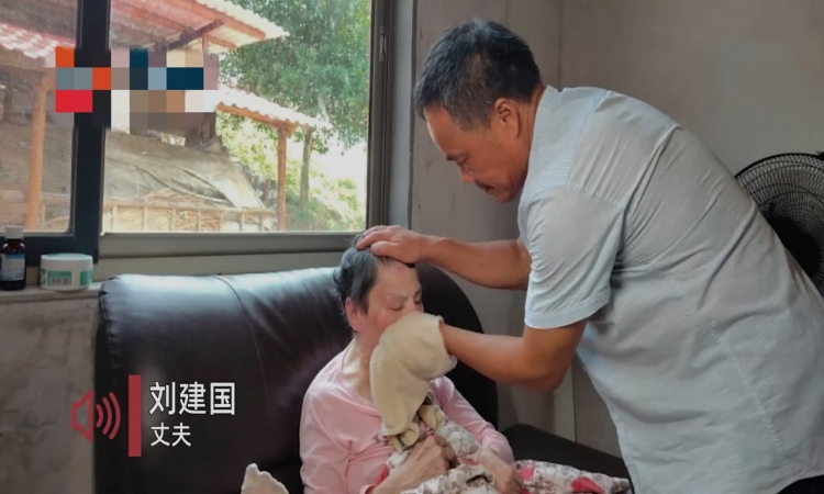 爱情的模样！63岁丈夫照顾妻子10000天