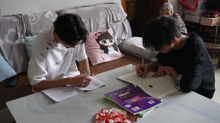 和你在一起·牵手助学（7）|共用一张旧书桌 双胞胎兄弟同圆大学梦