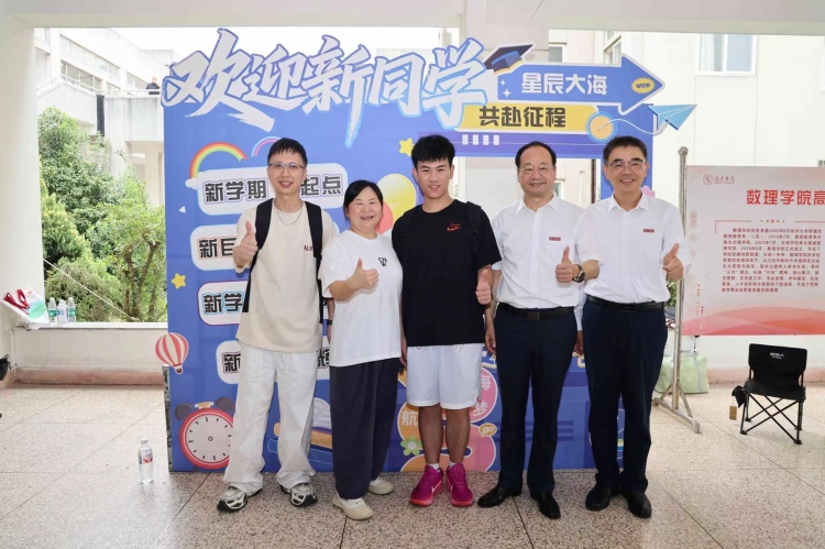 宿迁学院迎新 一家三口成校友！
