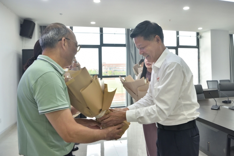张先彦、陈磊开展教师节走访慰问