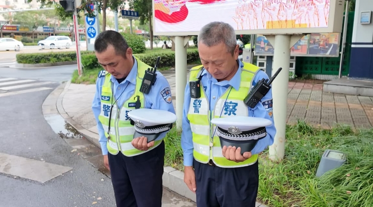 勿忘“九一八”| 防空警报响彻宿迁 民众驻足默哀 