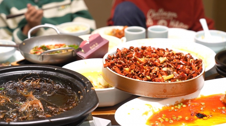 记者观察|“双节”同庆烟火浓 餐饮消费热力升
