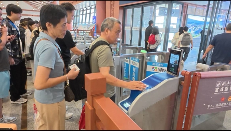 中秋归家忙：高铁客流持续高峰 这些商圈景区有点堵！