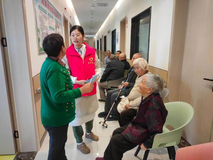温暖秋冬|下相街道：关爱银龄 义诊便民